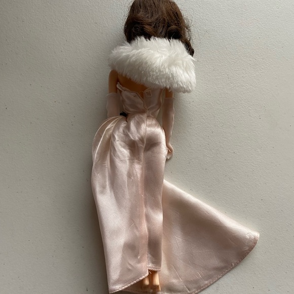 Vintage Enchanted Evening Barbie Doll Pink Gown White Stole Brunette Repro - Picture 4 of 12